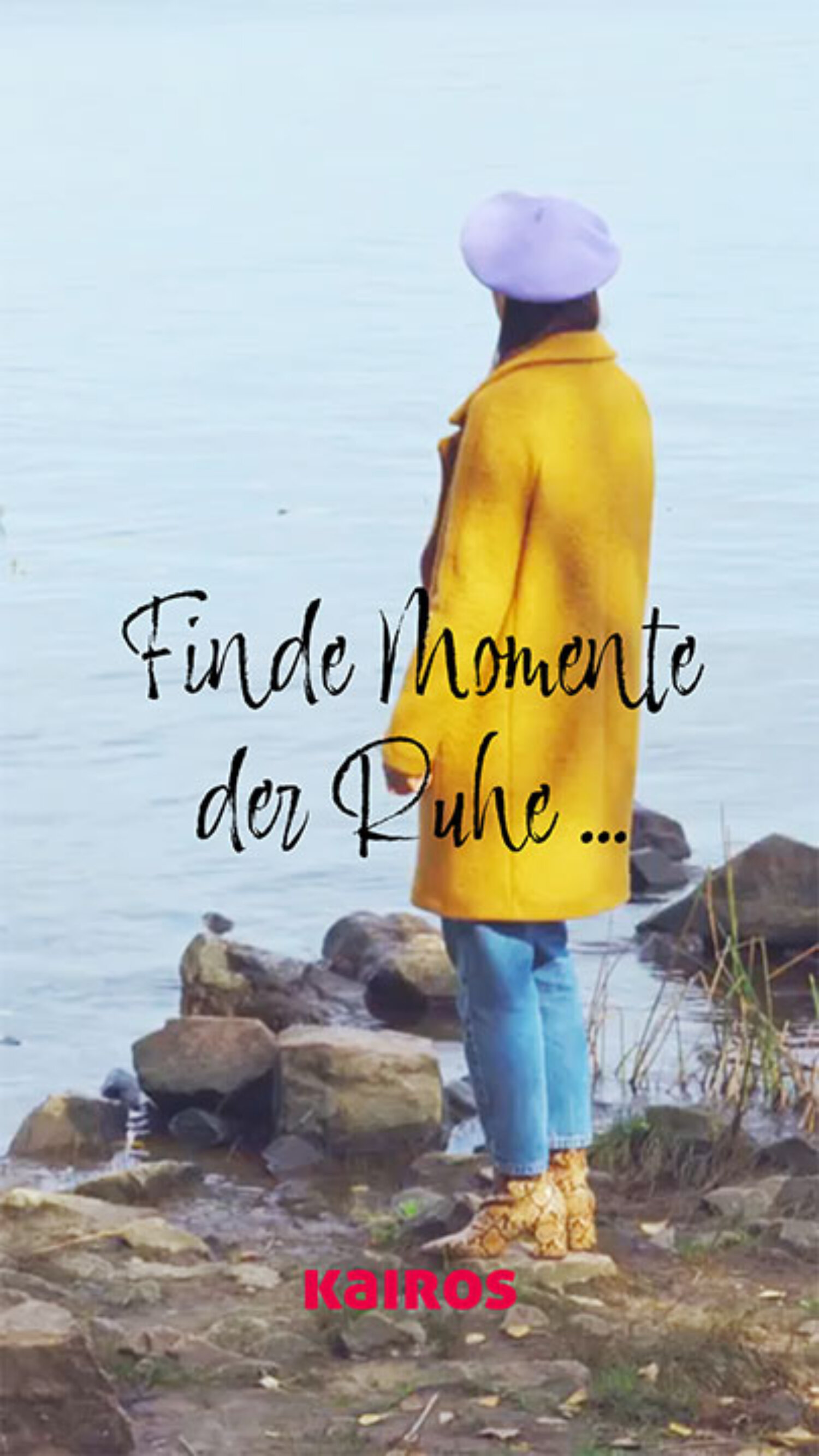 Trailer-Poster für Kairos – Spiel für berufliche Neuorientierung: Frau steht am Wasser, Slogan „Finde Momente der Ruhe…“, Key Visual für Video-Kampagne