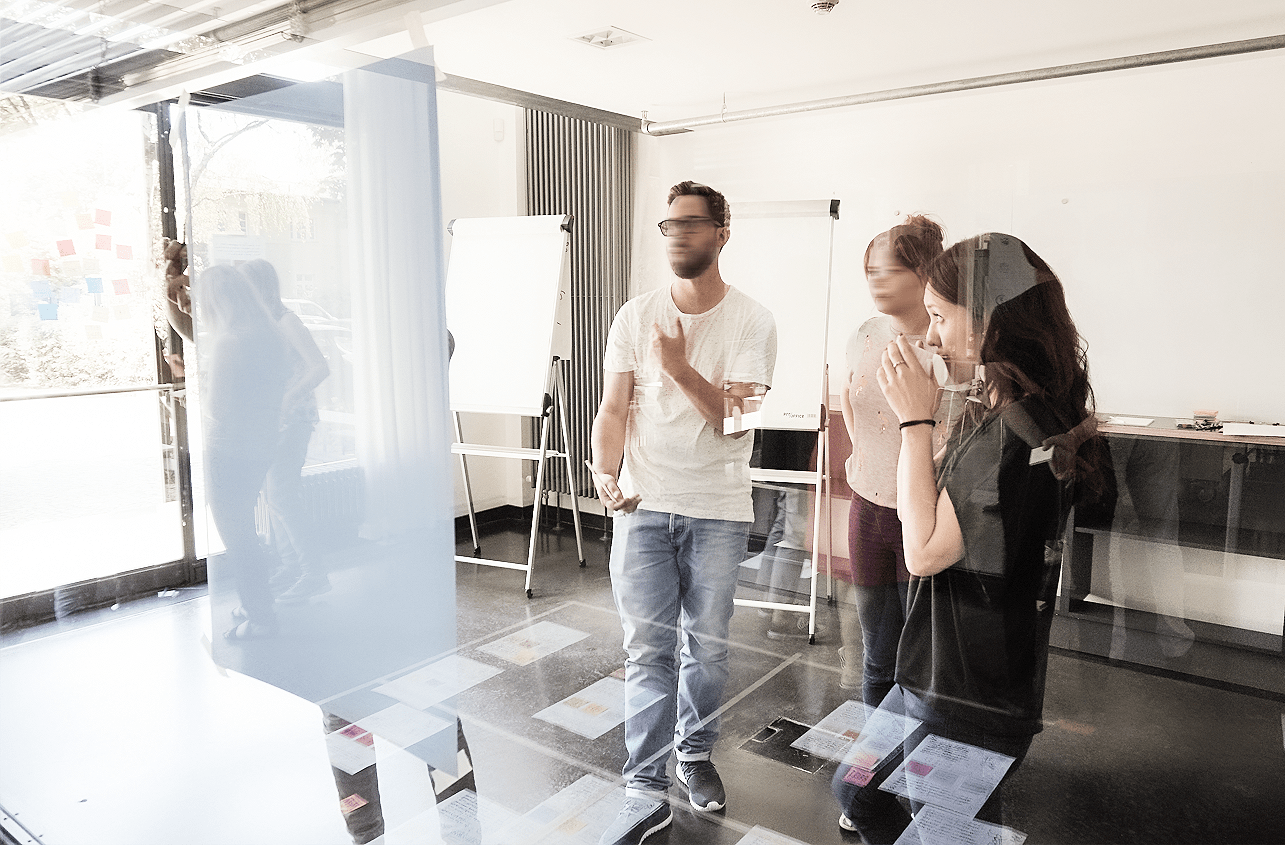 Workshop-Teilnehmende bei Rotmont diskutieren und entwickeln kreative Lösungen in Teamarbeit.