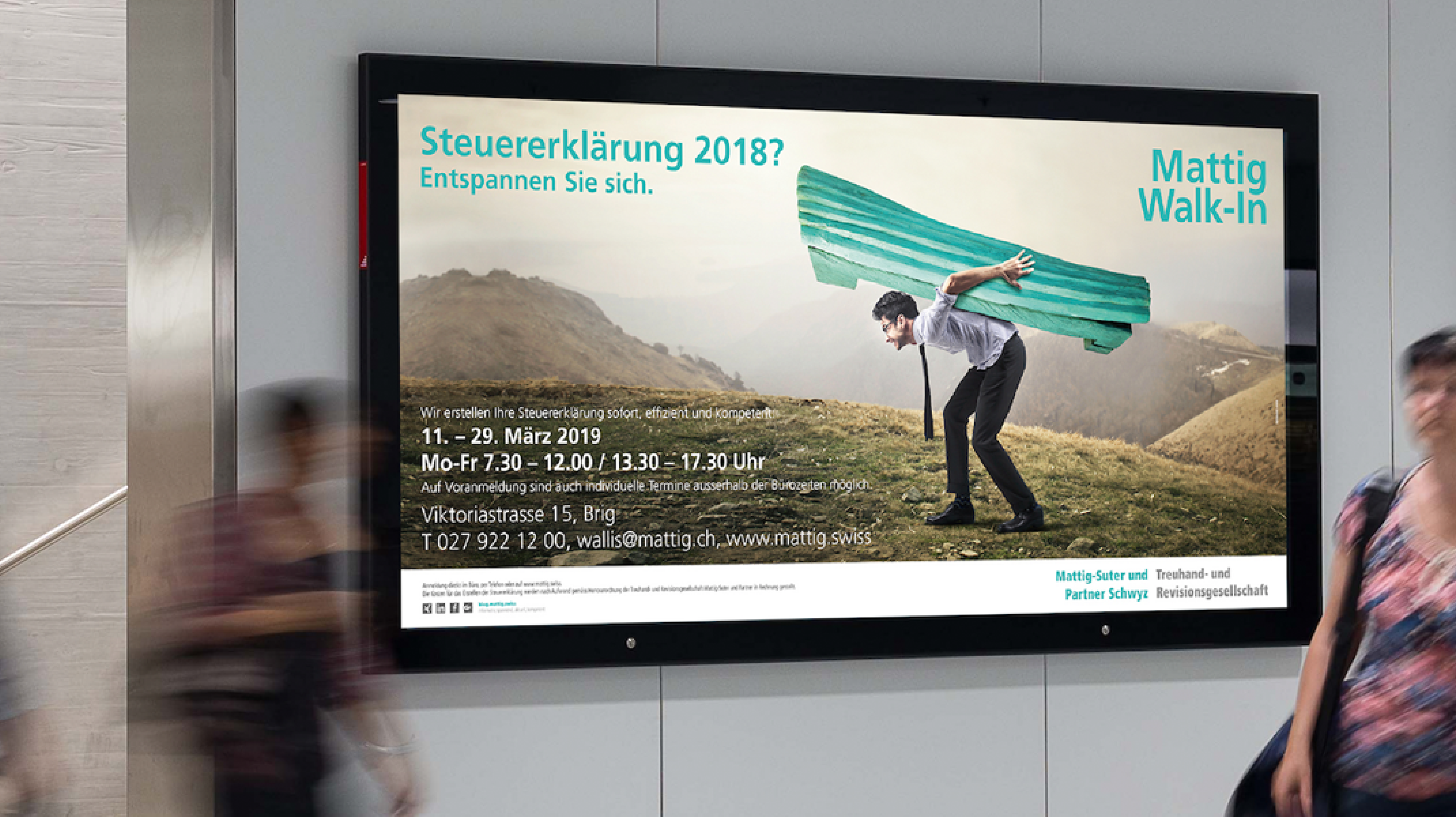 Plakatkampagne „Mattig Walk-In“: Mann trägt Bank auf dem Rücken – Visual für unkomplizierte Steuererklärung bei Mattig-Suter und Partner
