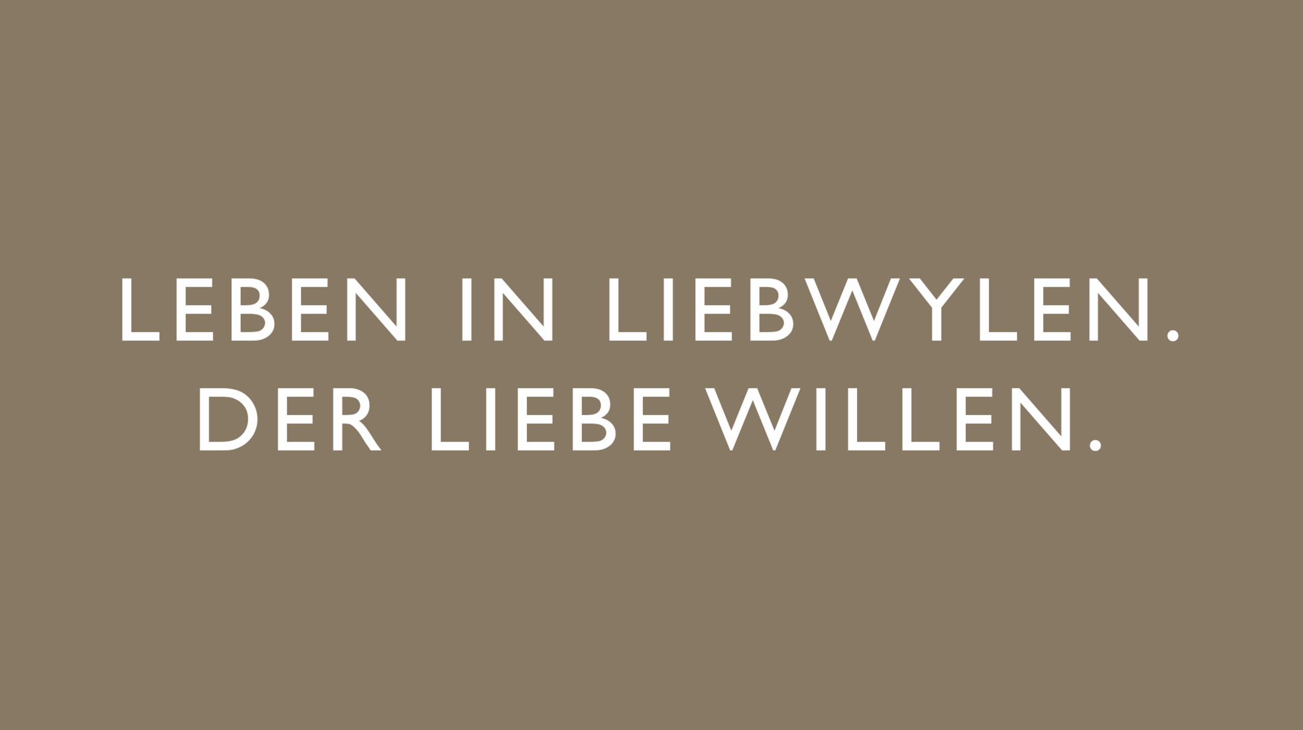 Slogan „Leben in Liebwylen. Der Liebe Willen.“ auf braunem Hintergrund.