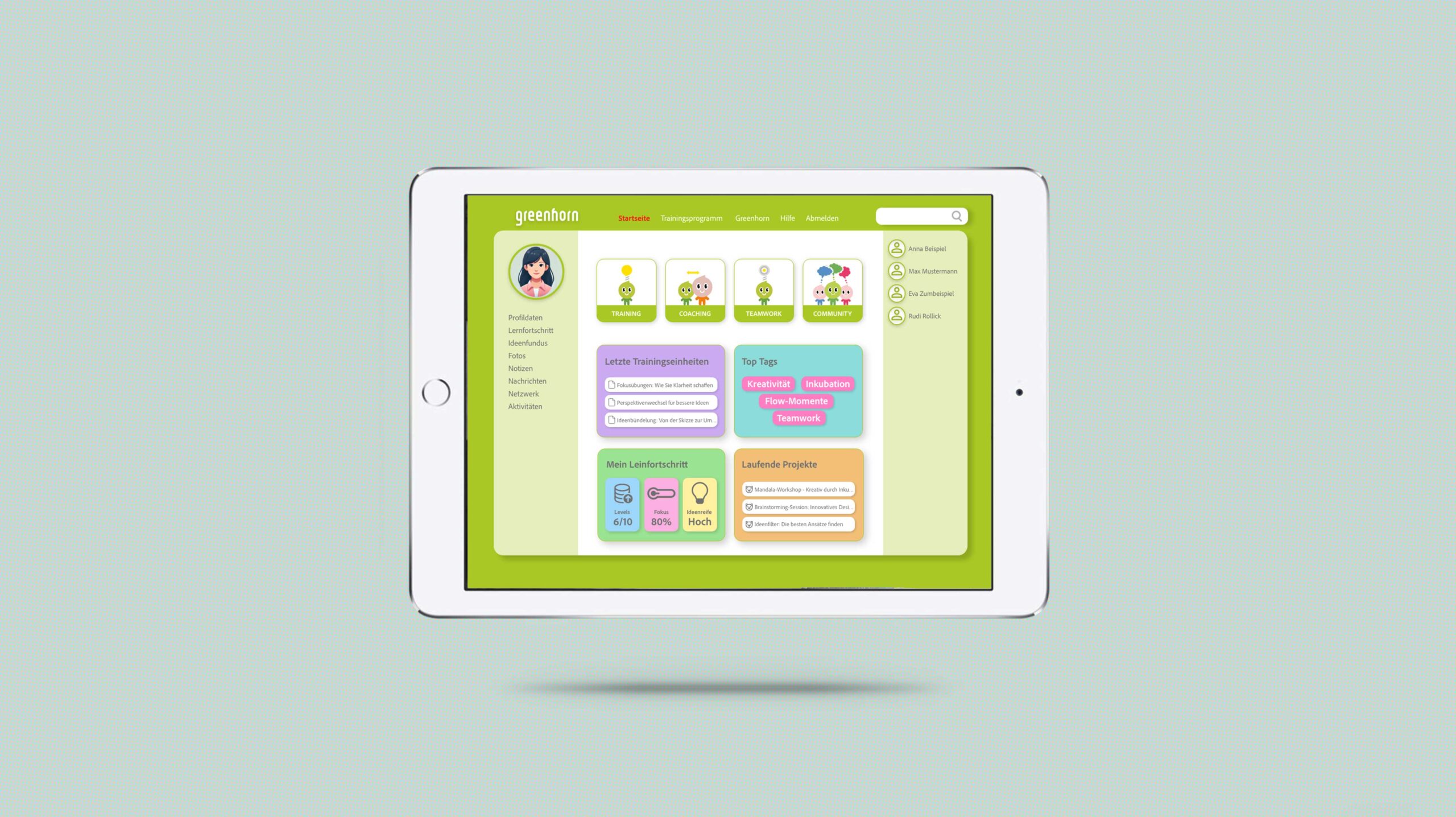 Tablet mit Dashboard-Ansicht des Greenhorn Serious Games, Übersicht über Trainings, Coaching, Teamwork, Community und persönliche Fortschritte.