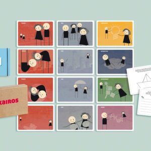 Fotografie des Kairos Spielsets inklusive Standort-, Aufgaben- und Jokerkarten, Spieljournal und Verpackungsbox zur Unterstützung der beruflichen Neuorientierung.