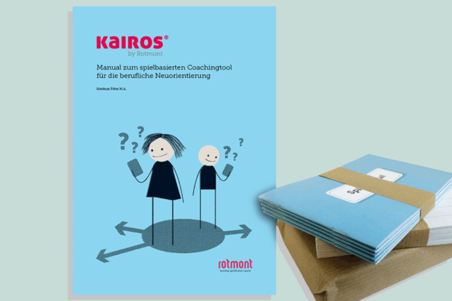 Kairos Manual von Rotmont – Cover des Coaching-Handbuchs und gebündelte blaue Spieljournale auf pastellfarbenem Hintergrund, Material-Set für berufliche Neuorientierung