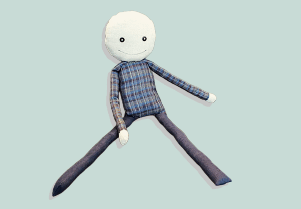 Kairos Stoffpuppe – handgefertigte Puppe als Begleiter für Coaching und Workshops, Produktfoto auf pastellblauem Hintergrund