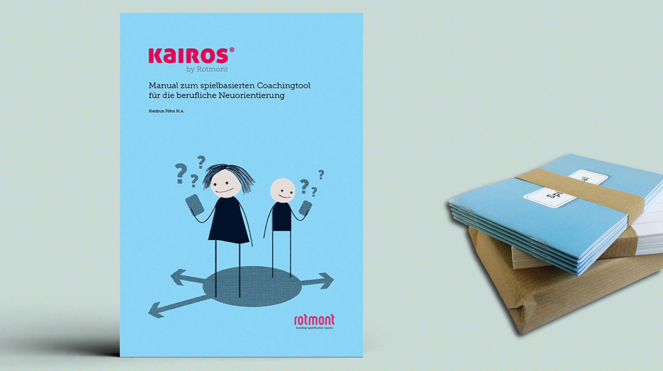 Kairos Manual von Rotmont – Cover des Coaching-Handbuchs und gebündelte blaue Spieljournale auf pastellfarbenem Hintergrund, Material-Set für berufliche Neuorientierung