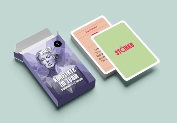 Kartenset MIMI #1 «Konflikte im Team» mit geöffneter Schachtel und Stärkenkarte auf pastellgrünem Hintergrund