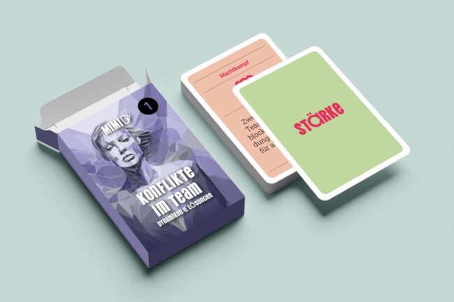 Kartenset MIMI #1 «Konflikte im Team» mit geöffneter Schachtel und Stärkenkarte auf pastellgrünem Hintergrund