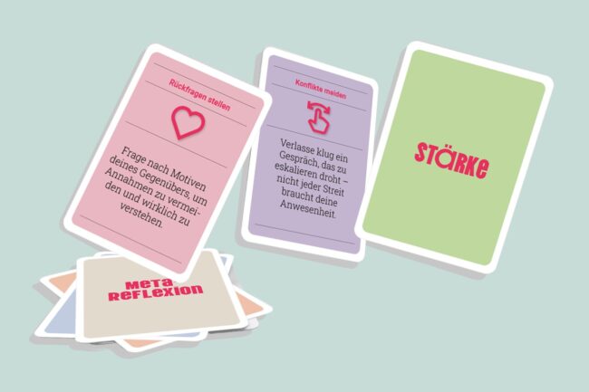 Kartenset MIMI #1 «Konflikte im Team» mit Karten zu Rückfragen, Konflikten und Meta-Reflexion auf grünem Hintergrund