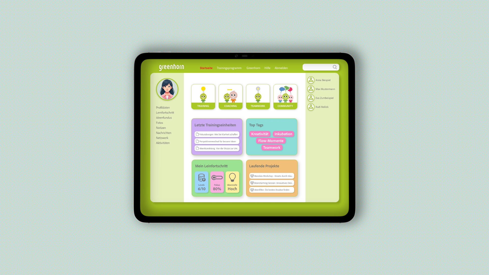 Tablet mit Dashboard-Ansicht des Greenhorn Serious Games, Übersicht über Trainings, Coaching, Teamwork, Community und persönliche Fortschritte.