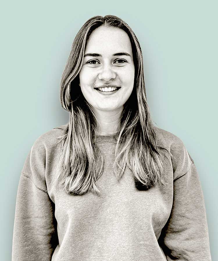 Porträt einer jungen Frau mit langen Haaren, vor mintfarbenem Hintergrund – Bild für Autorenprofil Leandra Wick.