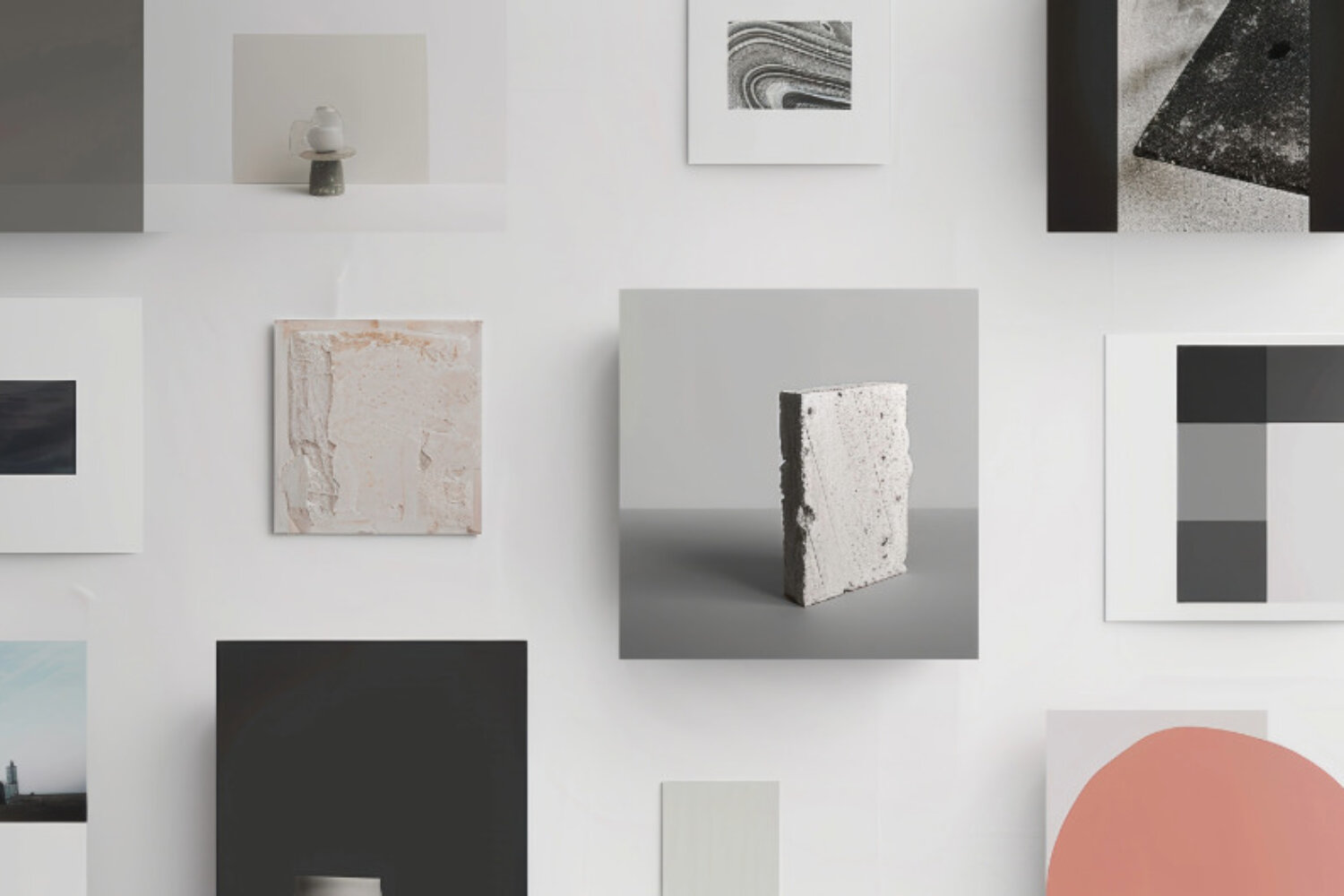 Galeriewand mit mehreren minimalistischen Bildern und einer Betonskulptur in der Mitte, als Beispiel für das Rotmont Portfolio.