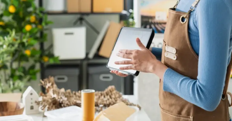 Person präsentiert Inhalte auf einem Tablet in einem hellen Innenraum.