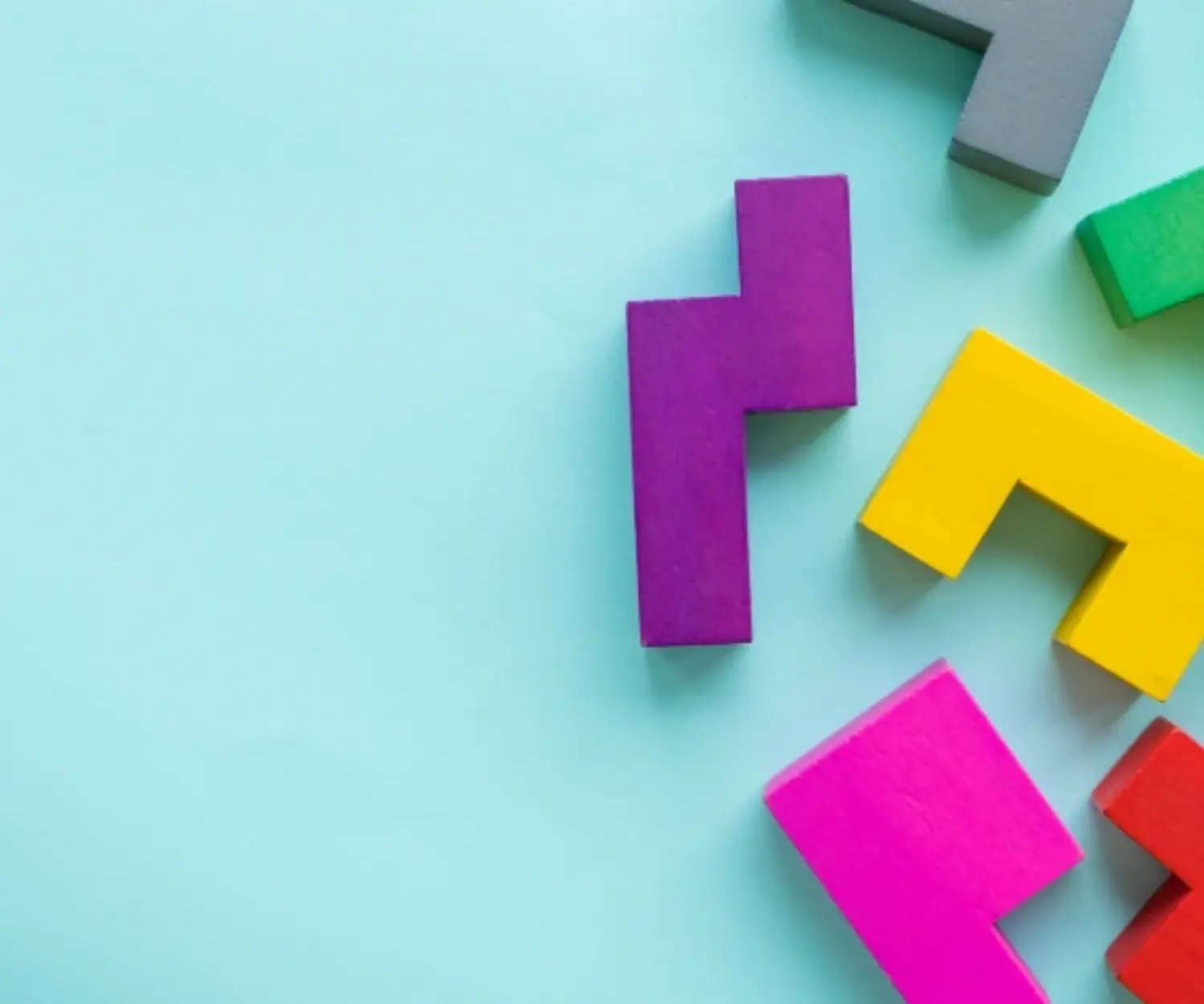 Bunte Spielklötze auf minimalistischem Hintergrund