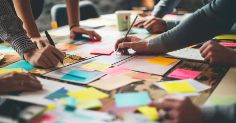 Workshop mit Post-its und Planung