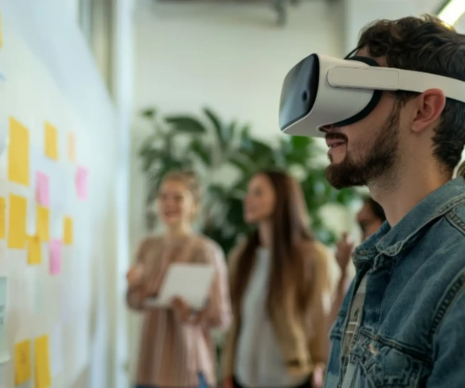 Person nutzt Virtual Reality Brille