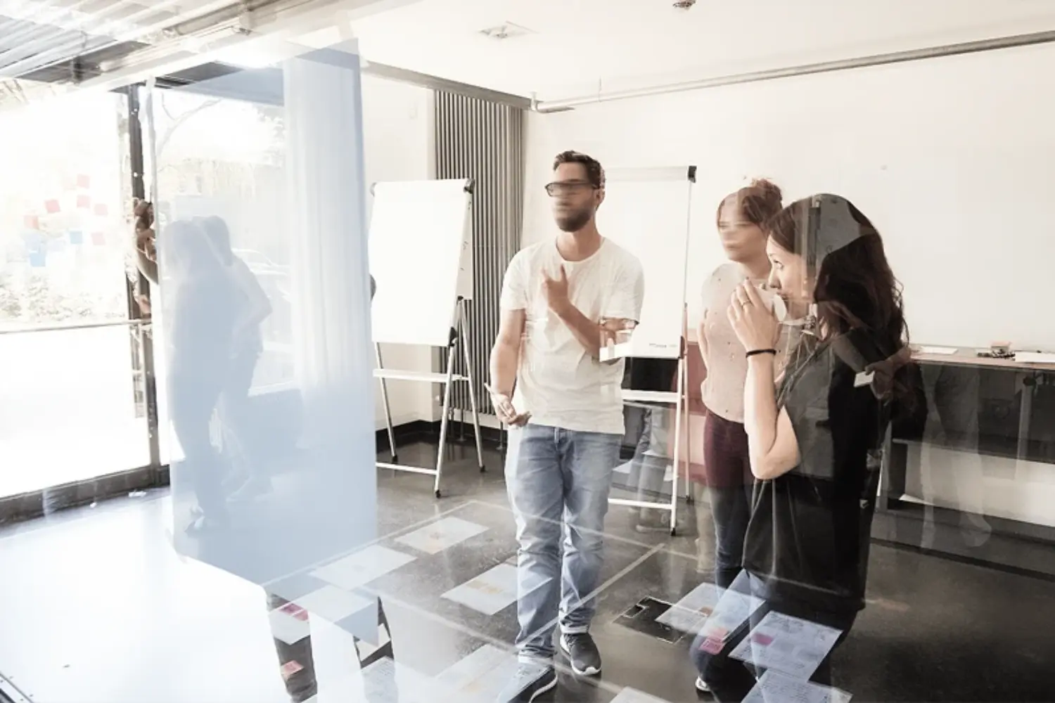 Workshop-Teilnehmende bei Rotmont diskutieren und entwickeln kreative Lösungen in Teamarbeit.