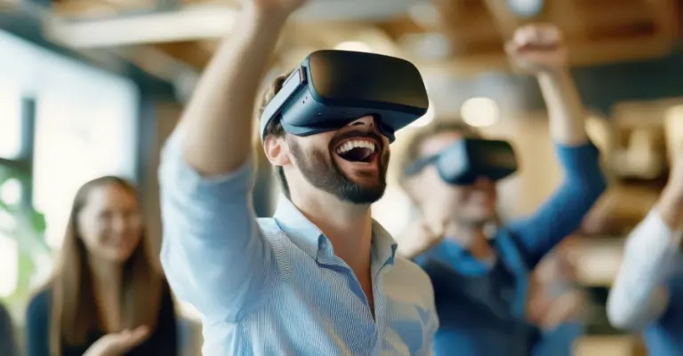 Person trägt ein VR-Headset in einer Gruppe und hebt die Hände.