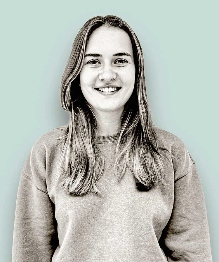 Porträt einer jungen Frau mit langen Haaren, vor mintfarbenem Hintergrund – Bild für Autorenprofil Leandra Wick.